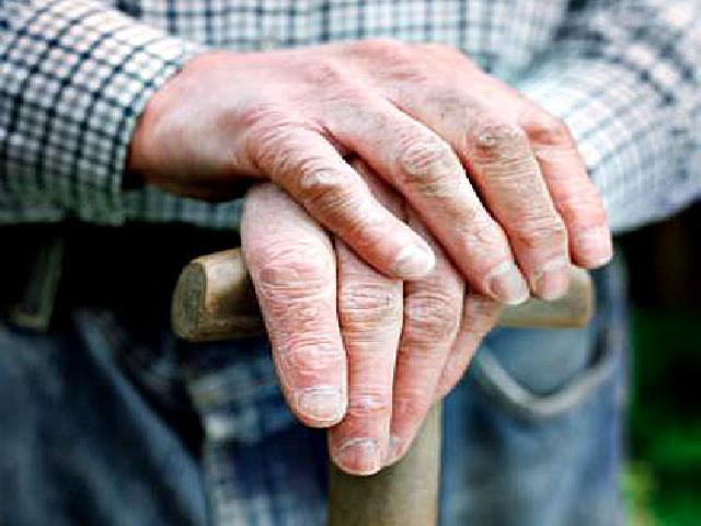 Юрист помог 70-летнему старику в Файзабаде составить иск о взыскании алиментов с сына-мигранта